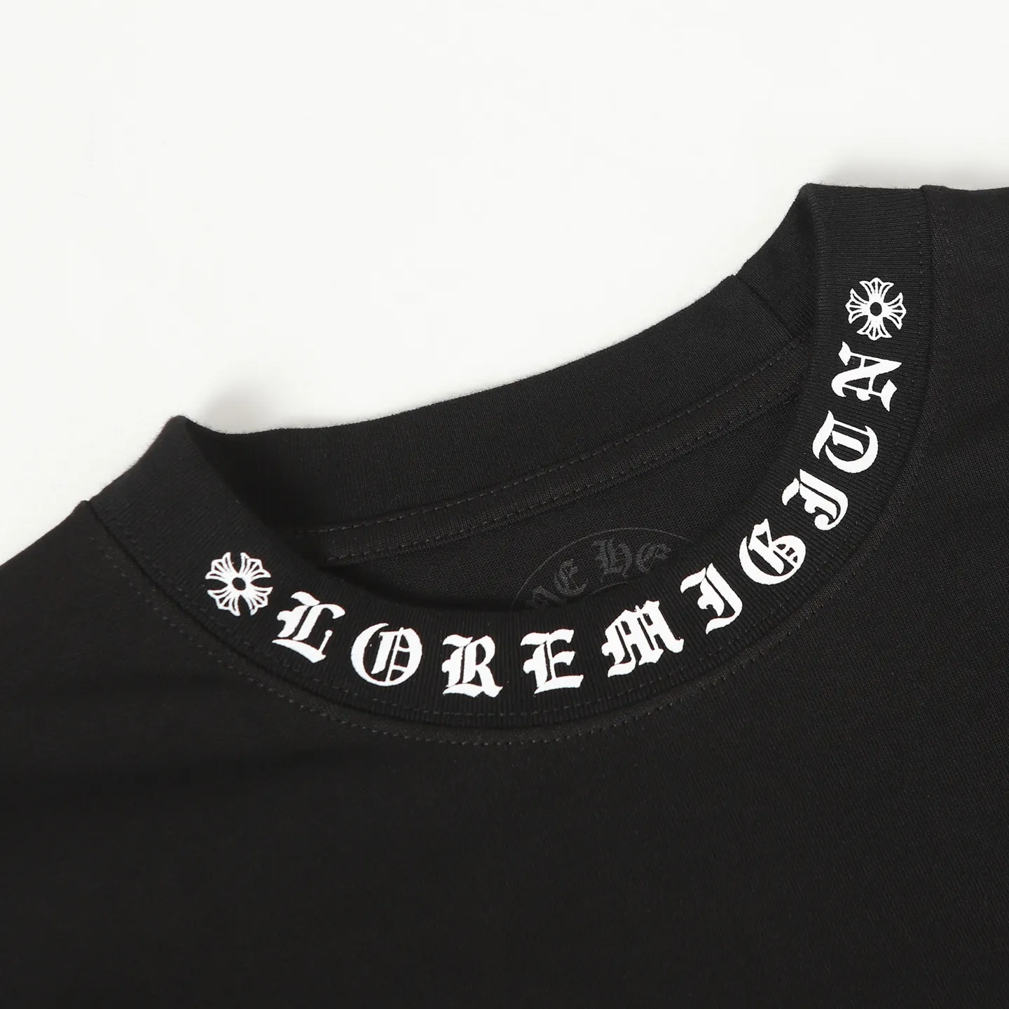 🅿️270 Come Hearts/Cro Heart Horseshoe Sanskrit Printed Long Sleeve, the King of Autumn and Winter! Chest pockets, high weight threads on the collar and cuffs, the fabric is custom woven and dyed 280g double yarn pure cotton fabric, washed anti-counterfeiting tags and other auxiliary materials are all correct versions, super conspicuous, super good-looking and super atmospheric, the same style for men and women! The overall upper body highlights fashion and individuality, and it is a recommended T-shirt for couples to wear together!! Color: black white Size: XS-L